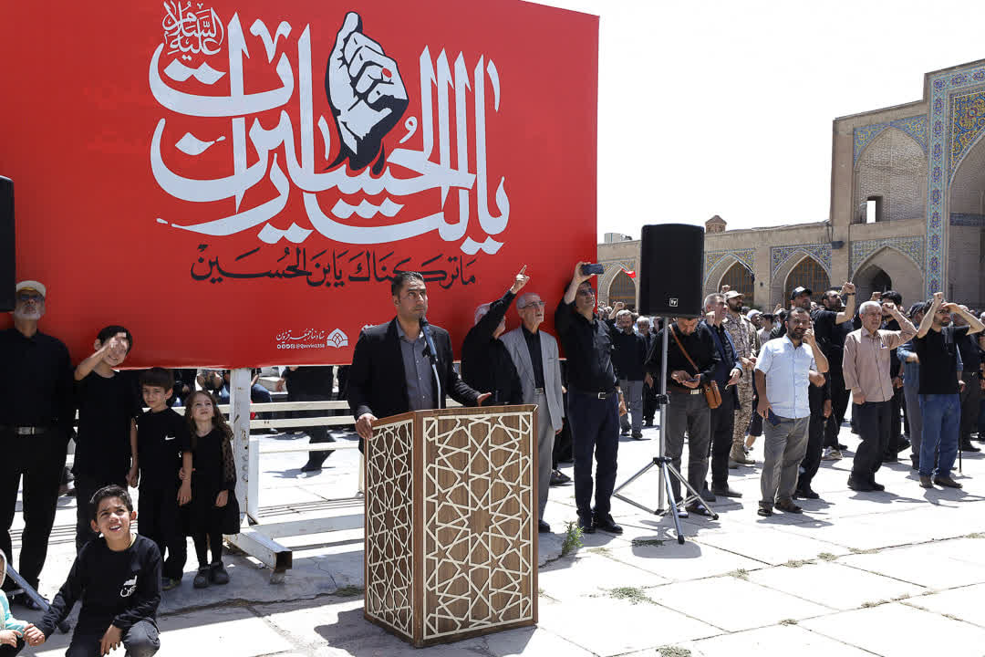 آیین برافراشتن پرچم خونخواهی امام شهید در مسجدالنبیﷺ قزوین