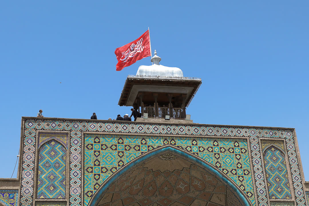 آیین برافراشتن پرچم خونخواهی امام شهید در مسجدالنبیﷺ قزوین