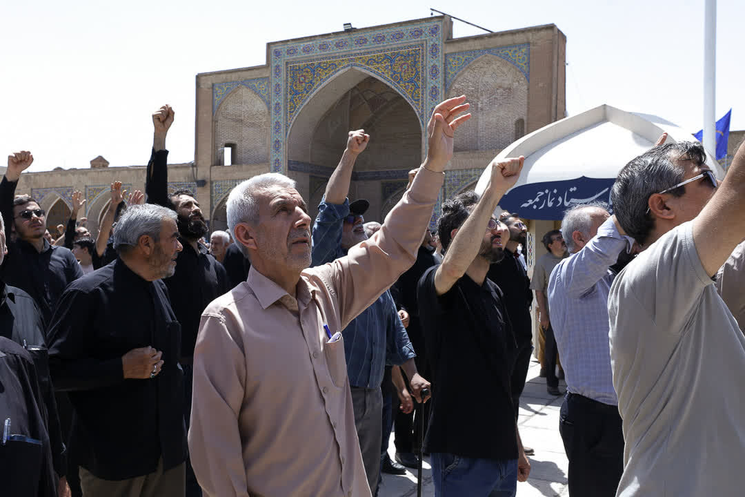 آیین برافراشتن پرچم خونخواهی امام شهید در مسجدالنبیﷺ قزوین